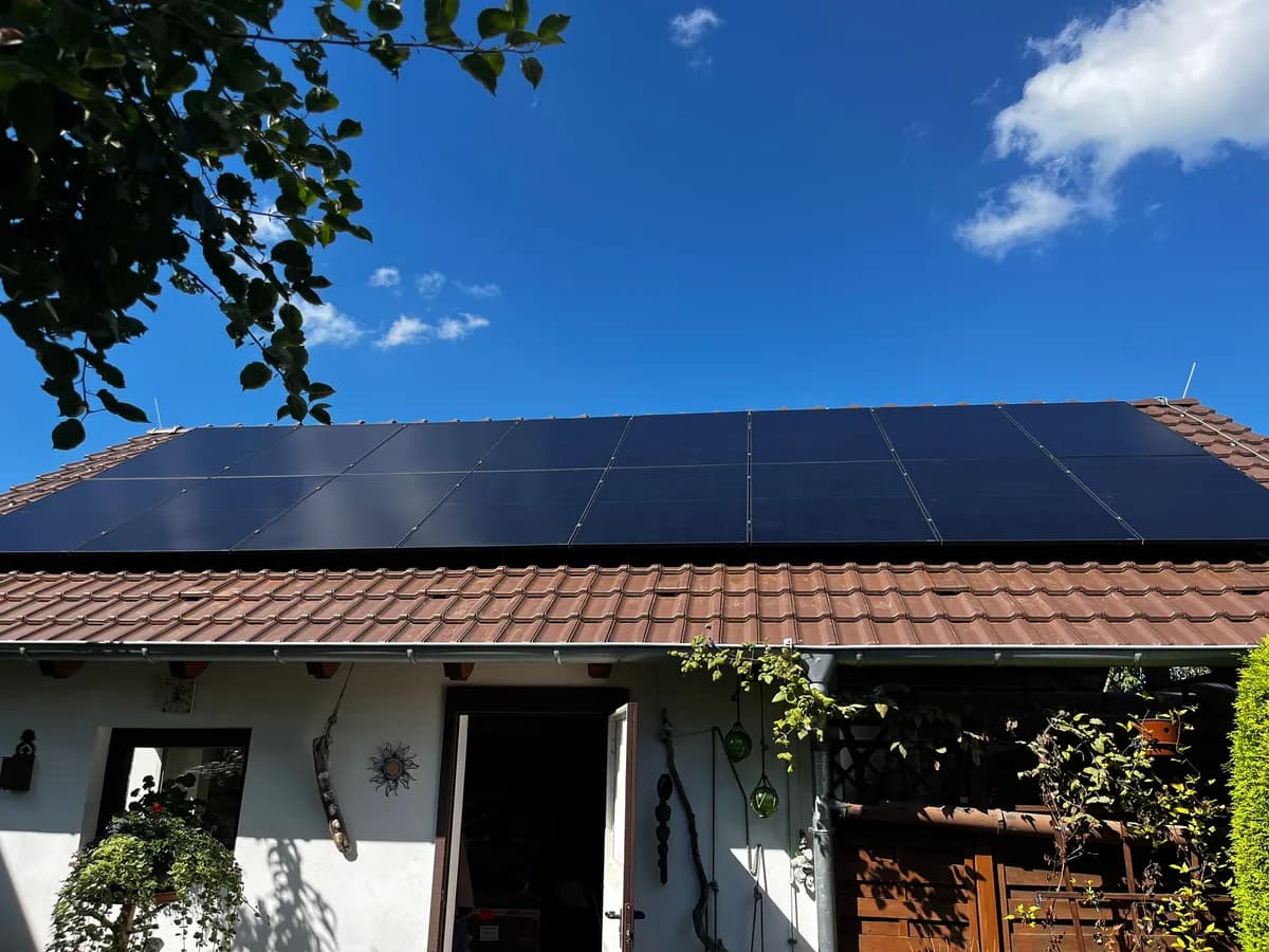 10 kWp Photovoltaik-Anlage auf Pultdach mit Full-Black-Modulen in Eberswalde, installiert von GFK Solar