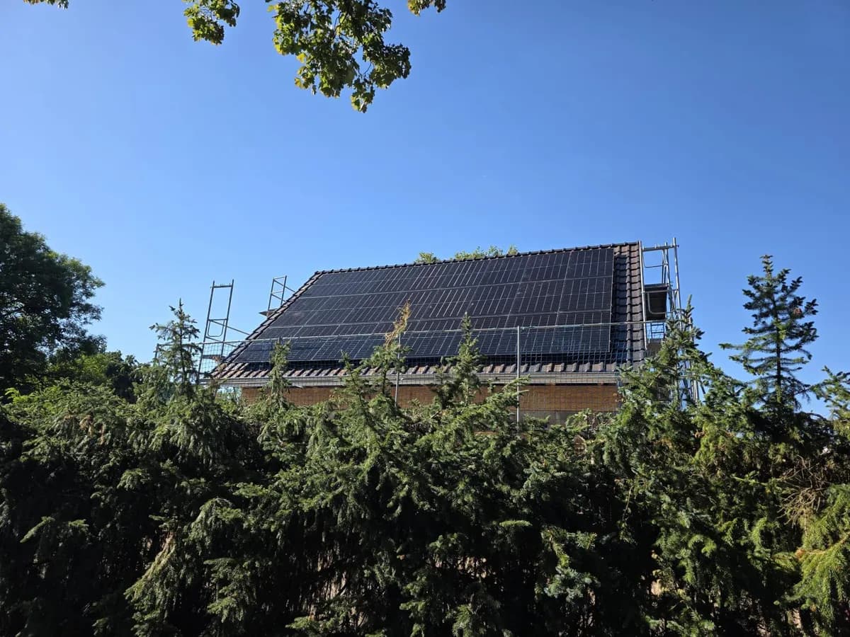 10 kWp Photovoltaik-Anlage auf Neubau-Satteldach mit Gerüst und Klinkerfassade in Rehfelde