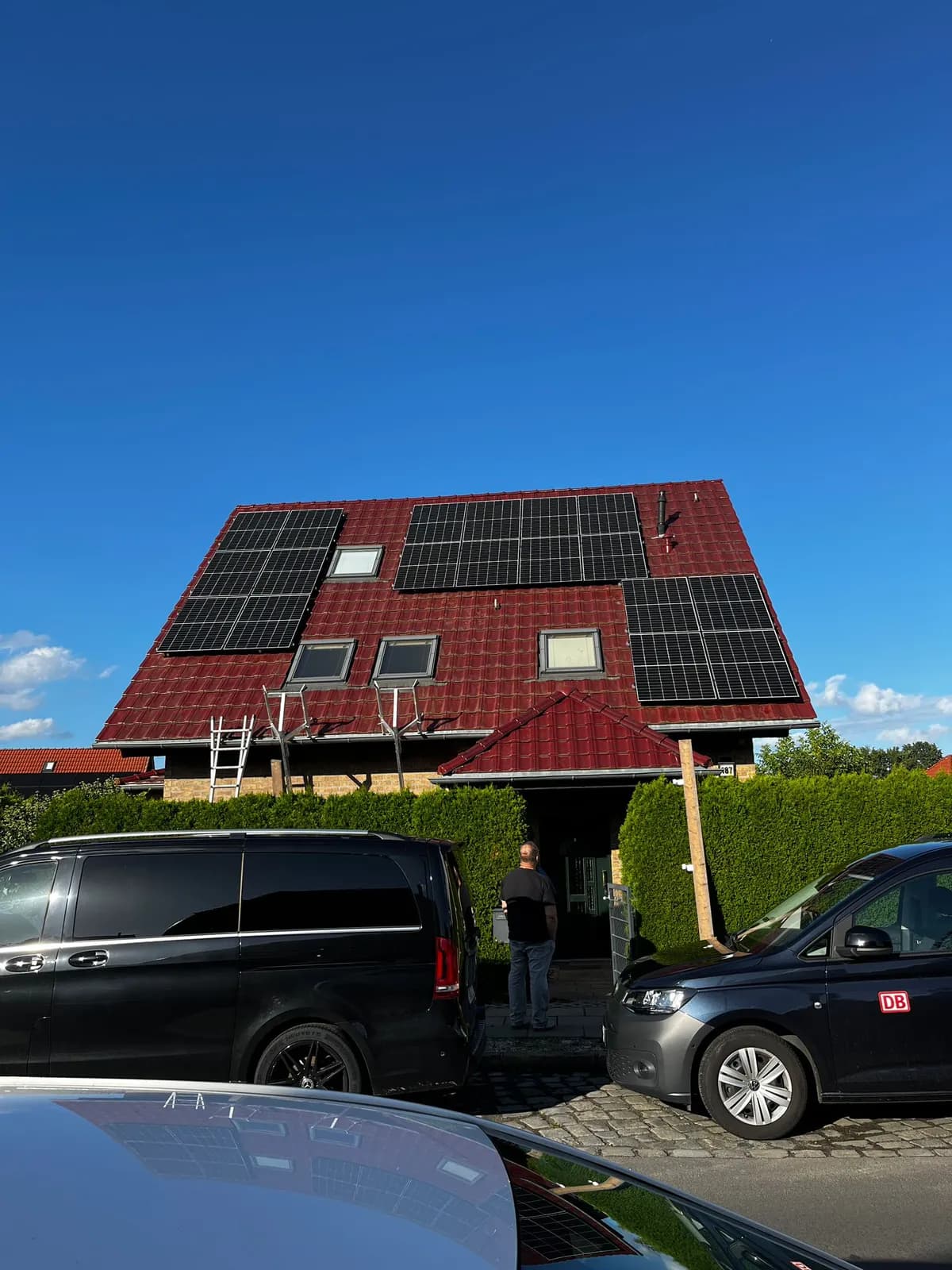 8 kWp Photovoltaik-Anlage auf Walmdach mit mehreren Dachfenstern und silbergerahmten Modulen in Pankow