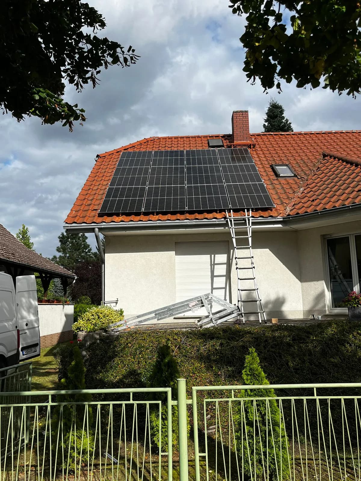 8 kWp Photovoltaik-Anlage auf klassischem Einfamilienhaus-Satteldach mit roten Ziegeln und Full-Black-Modulen in Wusterwitz