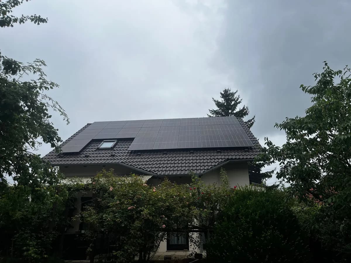 10 kWp Full-Black-Solaranlage auf grauem Ziegel-Satteldach mit Dachfenster in Biesdorf