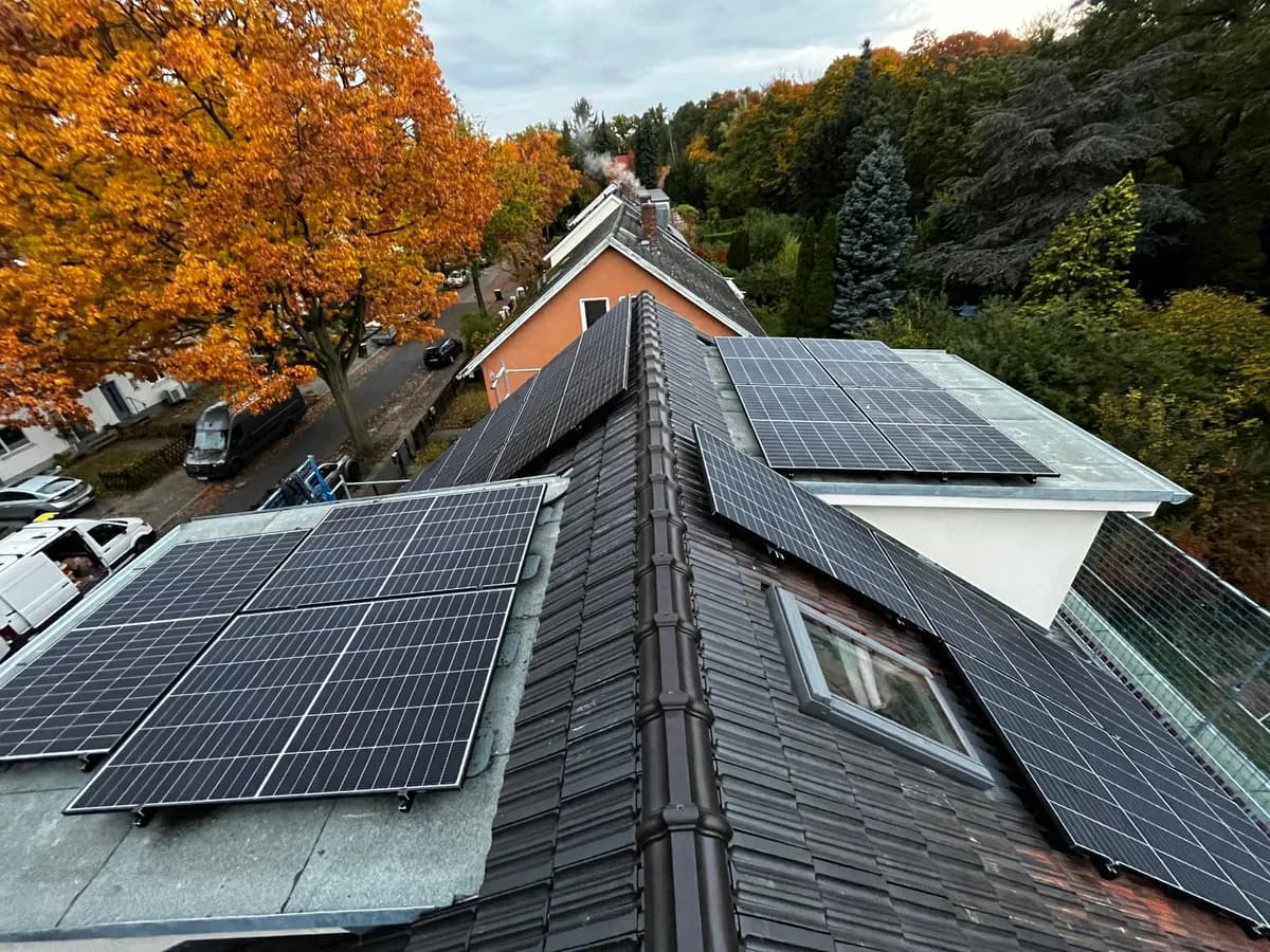 10 kWp Ost-West-Photovoltaik-Anlage auf Stadtvilla mit Gauben und grauen Ziegeln in Charlottenburg