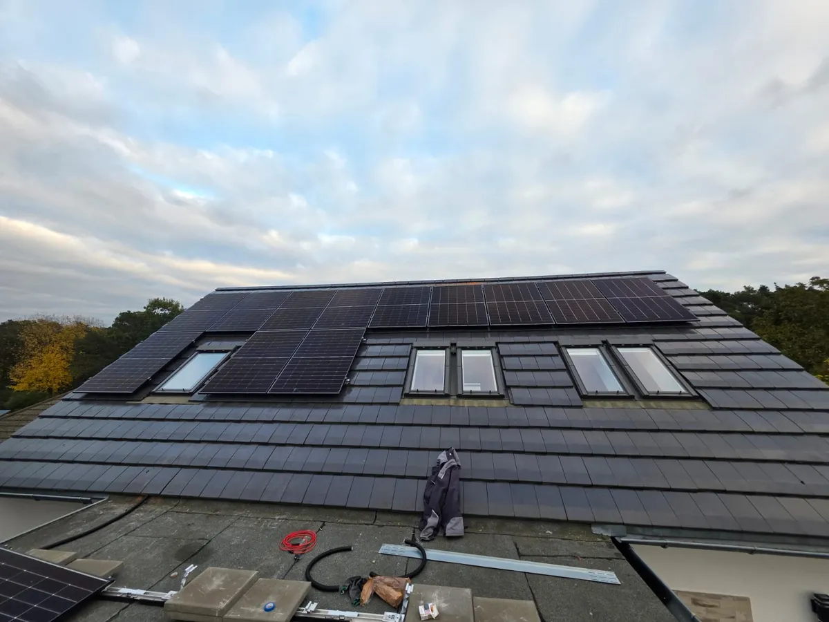 10 kWp Photovoltaik-Anlage auf flachem Satteldach mit schwarzen Ziegeln und Full-Black-Modulen in Köpenick, Neubau