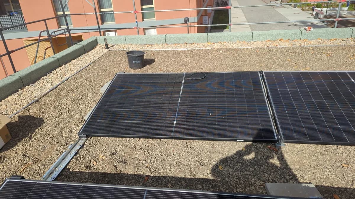 10 kWp Photovoltaik-Anlage mit Aufständerung auf Bitumen-Flachdach in Lichtenrade, Full-Black-Module
