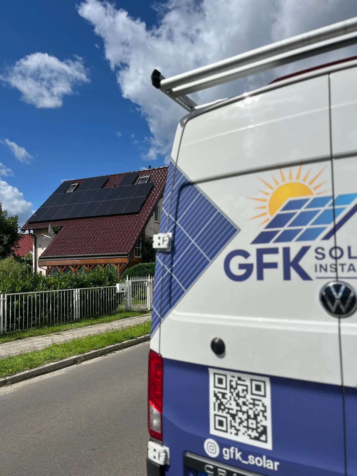 11 kWp Photovoltaik-Anlage auf Satteldach mit roten Ziegeln und Full-Black-Modulen in Lichtenberg, installiert von GFK Solar