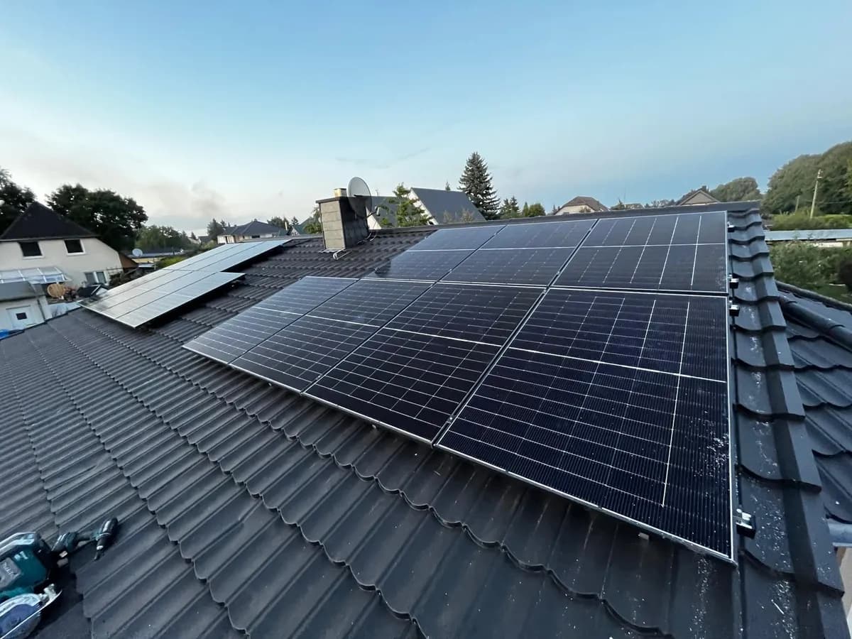 12 kWp Photovoltaik-Anlage auf anthrazitfarbenem Stehfalz-Metalldach mit silbergerahmten Modulen in Altlandsberg (Neubau)