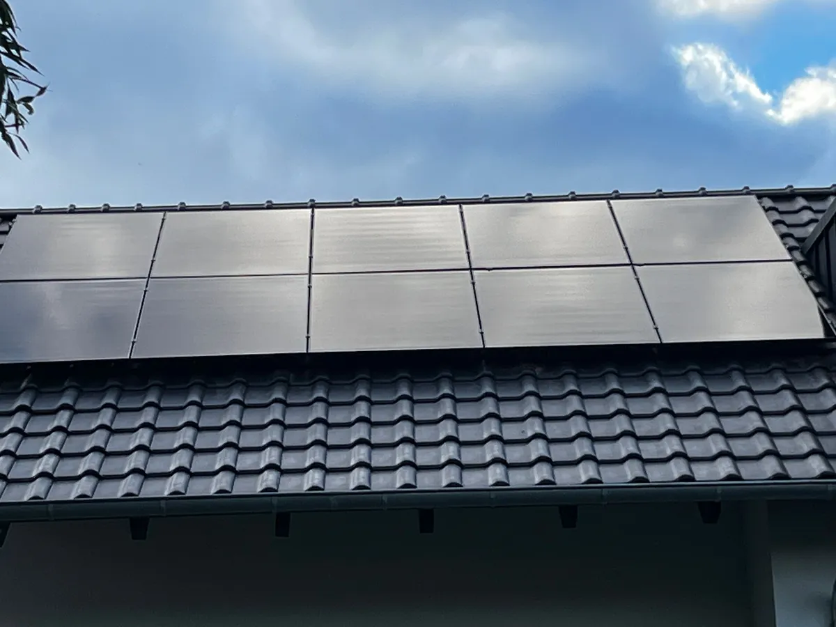 12 kWp Photovoltaik-Anlage auf schwarzem Frankfurter-Pfanne-Ziegeldach mit Full-Black-Modulen in Hohenschönhausen (Nahaufnahme)