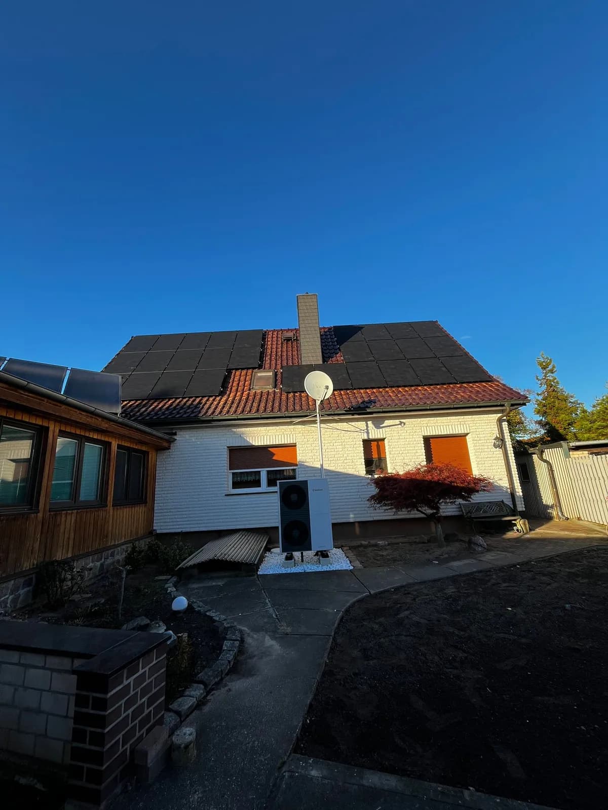 12 kWp Photovoltaik-Anlage auf rotem Ziegeldach mit Full-Black-Modulen in Panketal, Einfamilienhaus mit Wärmepumpe
