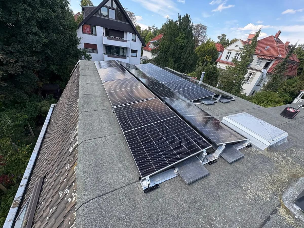 6 kWp Photovoltaik-Anlage mit silbergerahmten Modulen auf Bitumen-Flachdach in Lichterfelde