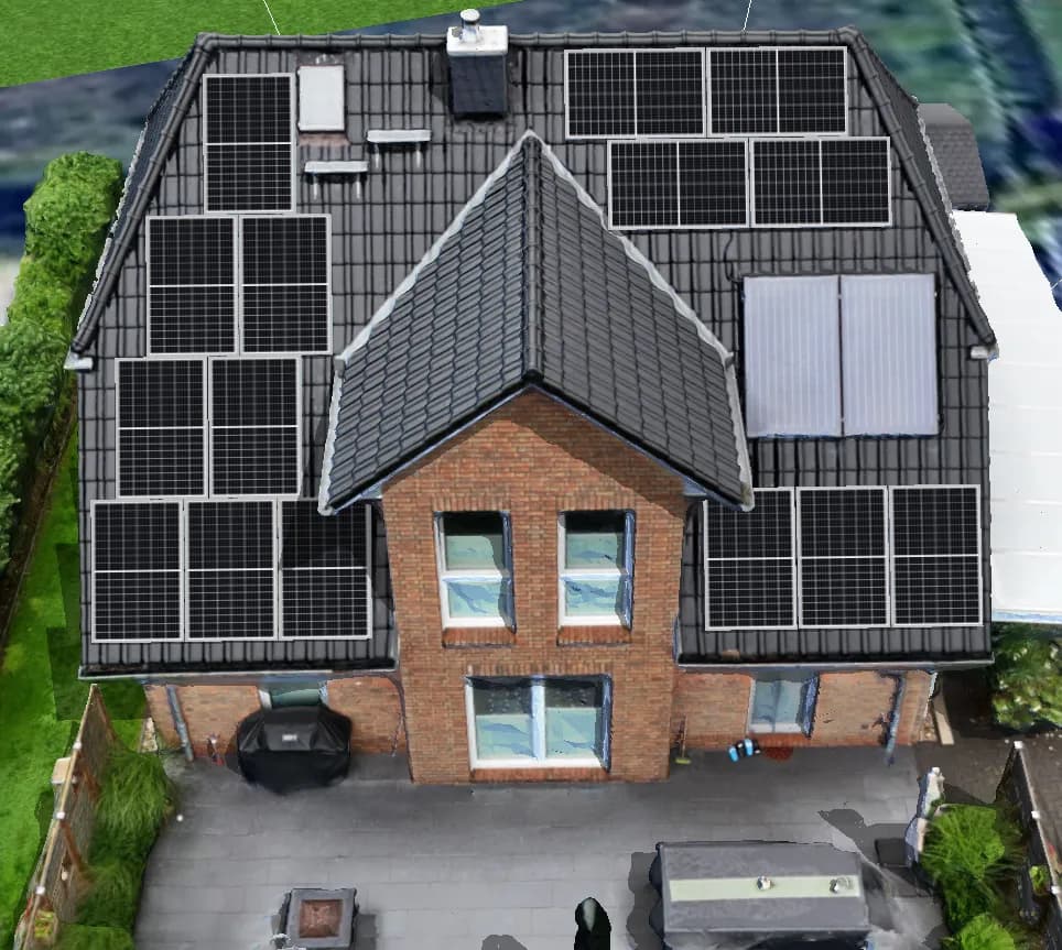 9 kWp Photovoltaik-Anlage auf Mansarddach eines Klinker-Altbaus mit Full-Black-Modulen und Solarthermie in Bernau