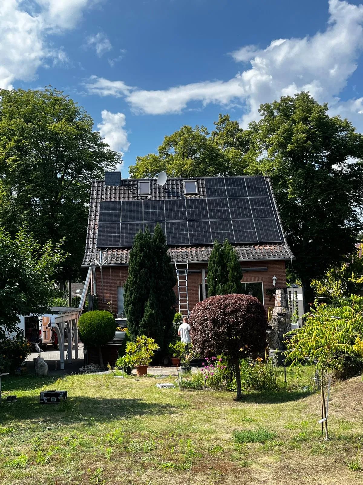 9 kWp Photovoltaik-Anlage auf Klinker-Einfamilienhaus mit Verschattung durch Bäume im Garten in Hennickendorf